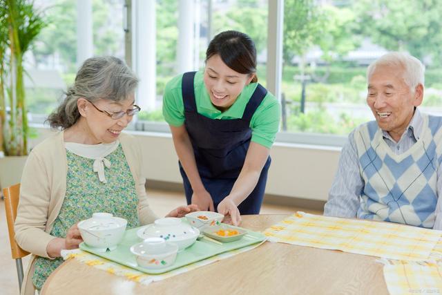 居家養老護理員十大要求 從業者、老年人及家人都該看的重要指南